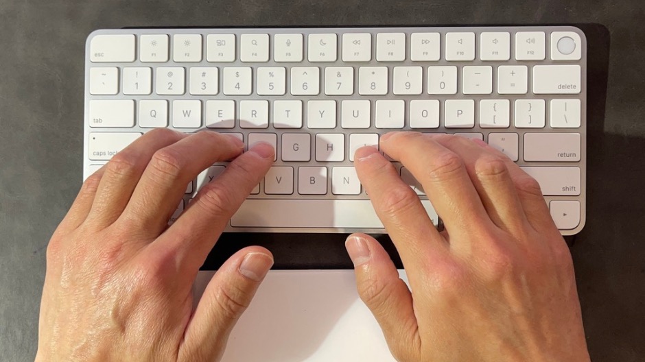 【Mac】キーボードとトラックパッドを一体化できるトレイとは?